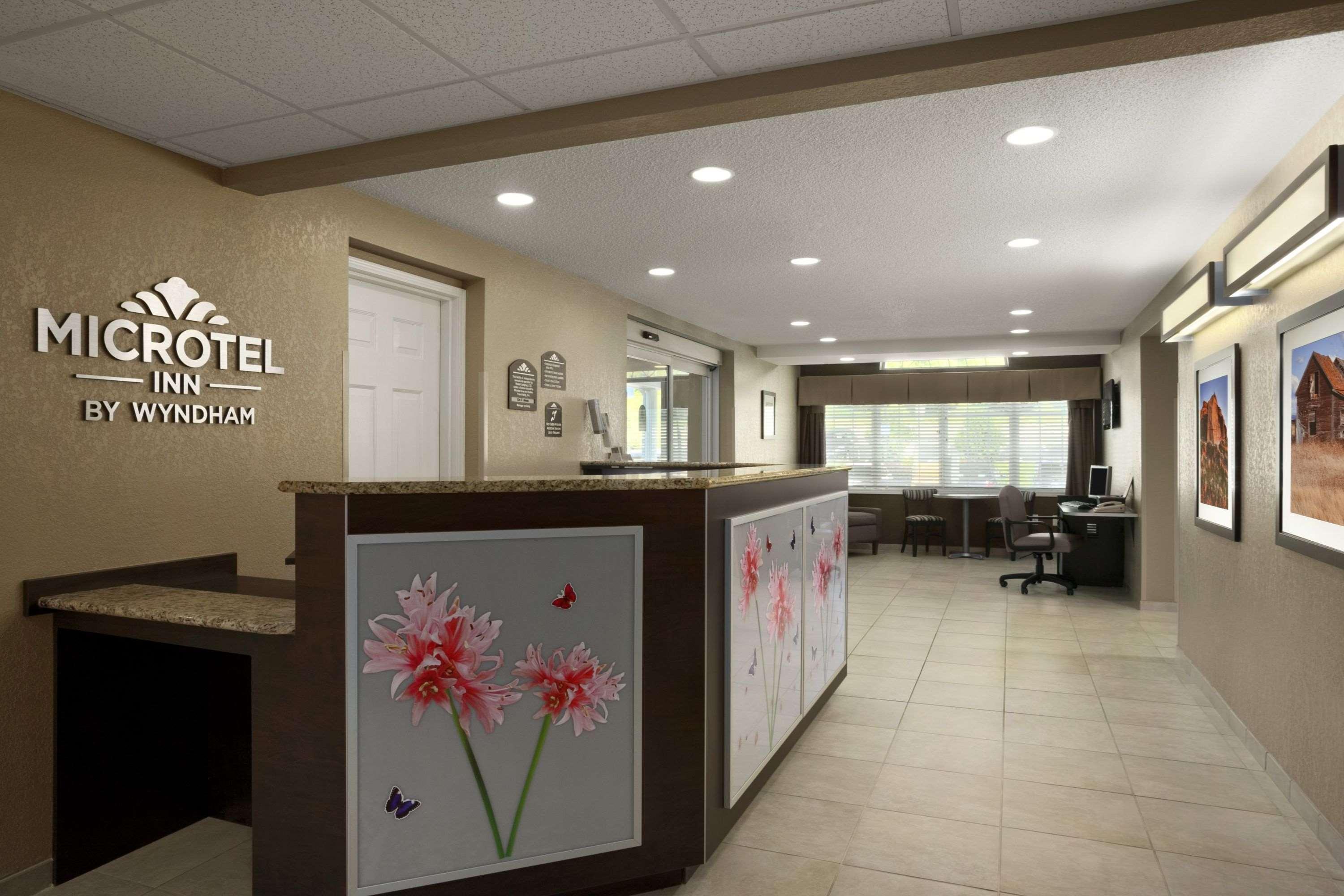 Microtel Inn & Suites By Wyndham Mineral Wells/Parkersburg Exterior foto